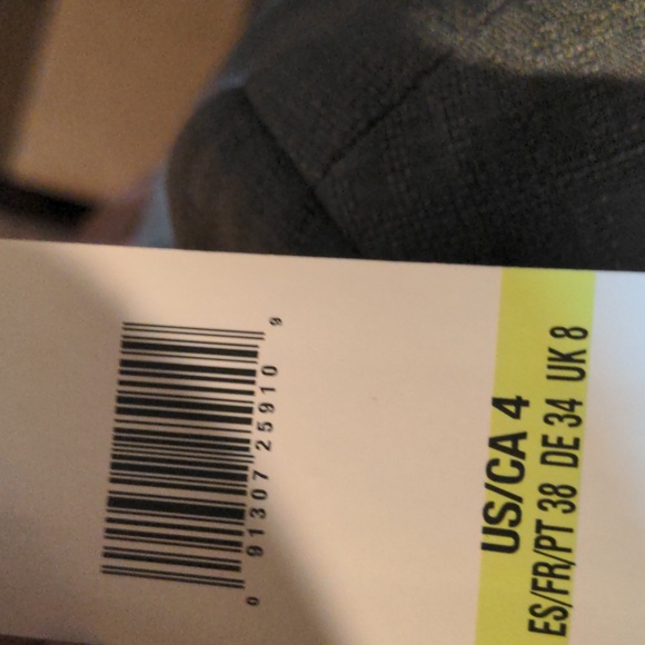 NWT Le Suit gray 2 piece career wear suit coat and skirt size 4 - Picture 13 of 13